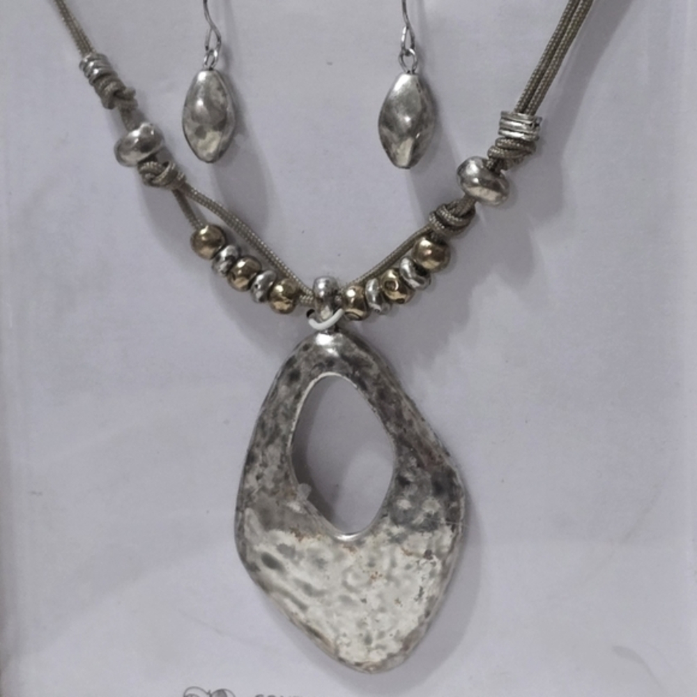 The Sak Hammered Silver Tone Beaded z Pendant Necklace and Earrings New!‎ - Picture 7 of 7